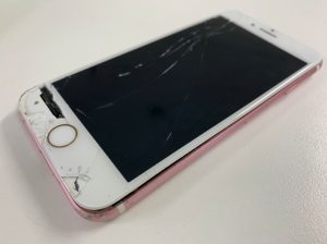 液晶画面が割れて液晶の縁に穴が空いているiPhone7