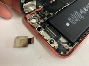 分解して外カメラ交換途中のiPhone XR