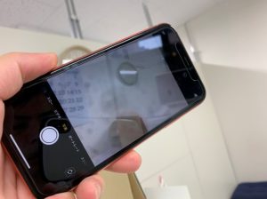 外カメラ内に黒いゴミがたくさん入っているiPhone XR