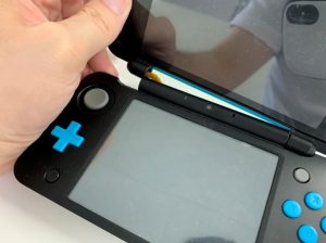 本体フレームが割れて内部ケーブルが断線している2DSLL