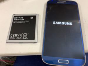 バッテリー交換作業完了後のGalaxy S4(SC-04E)