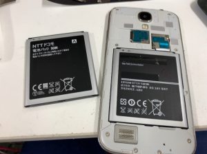 バッテリー交換作業途中のGalaxy S4(SC-04E)