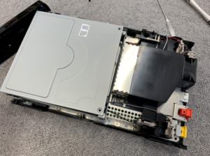 概像を剥がして分解中のWiiU