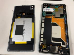 分解して充電池交換作業途中のXperiaZ3(au:SOL26)