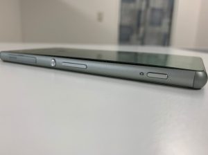 内蔵充電池が膨張して背面パネルが浮いているXperiaZ3(au:SOL26)