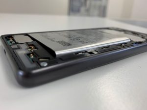 バッテリー膨張で画面が浮いていたXperia X performance