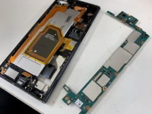 分解して液晶画面交換作業途中のXperia XZ premium(SO-04J)