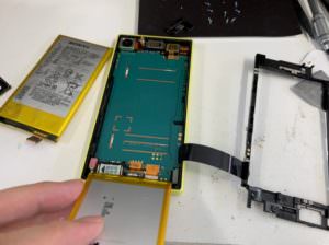 電池パックを新品に交換している最中のエクスペリア Z5 コンパクト(SO-02H)