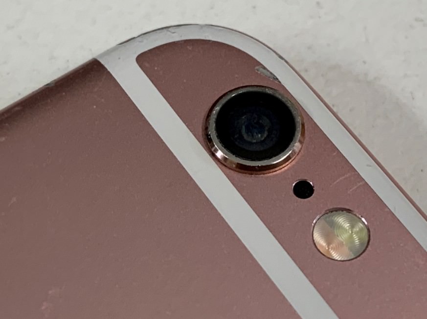 Iphone6sの背面カメラレンズ部分が割れた状態で放置するとカメラ内にゴミが入ります 町田のiphone即日修理店 スマホスピタル町田