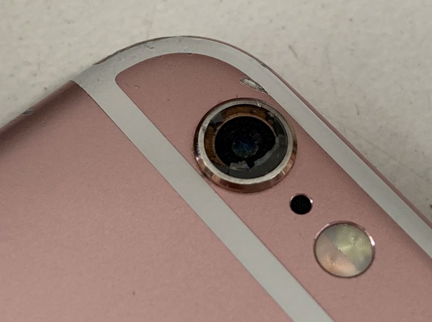 Iphone6sの背面カメラレンズ部分が割れた状態で放置するとカメラ内にゴミが入ります 町田のiphone即日修理店 スマホスピタル町田