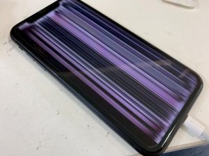 ガラスは割れていないのに液晶画面が壊れたiPhoneXR