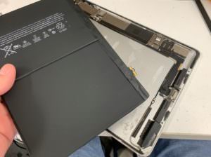 電池パックを本体から剥がしたiPad Air2
