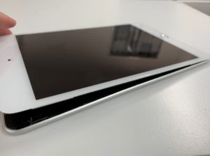 分解して画面を浮かしているiPad mini5