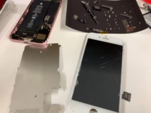 分解して画面パーツ交換修理途中のiPhone7