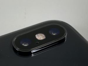 カメラレンズに1本ひび割れが入っているiPhoneXS