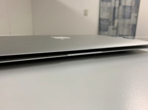 内蔵バッテリーが膨張して画面が完全に閉じきらないMac book Air(2011年発売11インチModel:A1466)