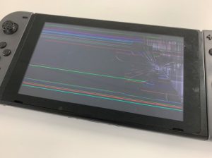 液晶画面が壊れて何が映っているか分からない状態のNintendo Switch