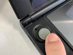 スライドパッド付近の下フレームが破損した3DSLL