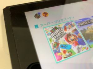 ゲームソフトを読み込んでいるニンテンドースイッチ