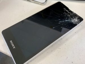 液晶画面の表面ガラスが割れてタッチ切れのXperiaZ1f(SO-02F)