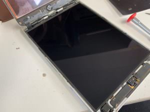 分解して液晶画面を取り出している最中のiPad mini2