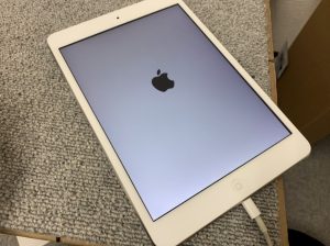 電源ボタンが押されっぱなしで起動時のリンゴマークから進まないiPad mini2