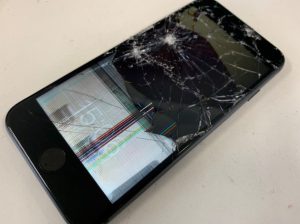 ガラスが割れて液晶の表示がずれているiPhone7