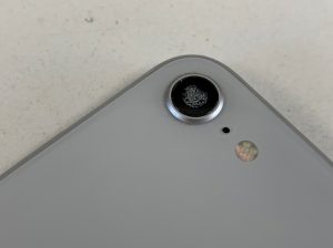カメラ内部が結露して水滴が付いているiPhone8
