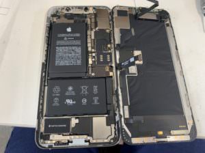 本体から画面パーツを取り外したiPhone XS Max