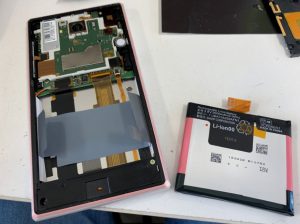 本体からバッテリーを取り出したAQUOS SERIE(SHV32)