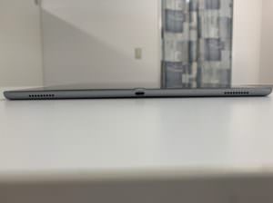 筐体矯正後のほぼ真っ直ぐになったiPad Pro 12.9 第1世代