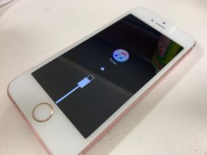 リカバリーモードになったiPhoneSE