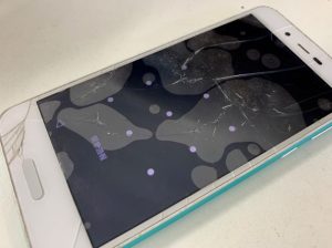 表面ガラスが割れて誤動作するAQUOS sense lite