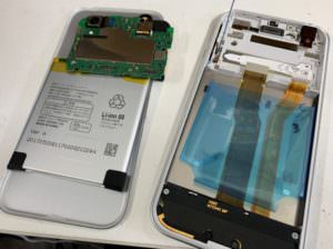 分解して画面交換途中のアンドロイドワン X1