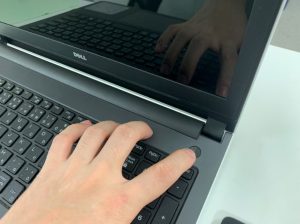 電源ボタンが陥没して押せないDELL(P51F)