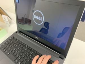 電源ボタンが押せるようになって電源が入ったDELL(P51F)