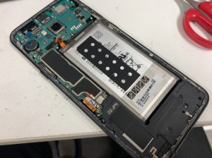 背面パネルを剥がしてバッテリーがむき出しのGalaxy S8+(SC-03J)