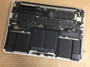 本体分解途中のMacbook Pro