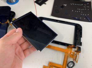 分解して液晶画面を取り出しているNew3DSLL