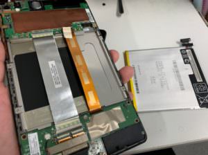 内蔵バッテリーを取り出したNexus7(2013)