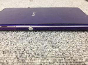 バッテリー膨張で背面パネルが浮いているXperiaZ1(SO-01F)