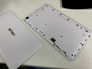 背面パネルを外したZenPad7.0(P002)