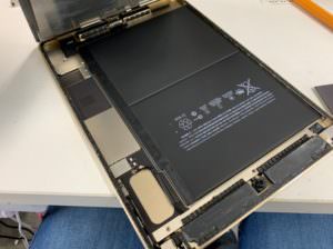 画面を剥がして分解途中のiPad Air2