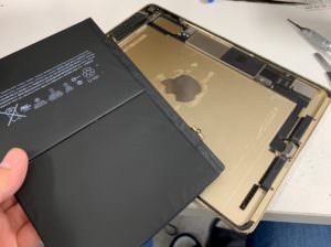 本体から電池パックを剥がしたiPad Air2