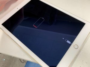 充電ケーブルを抜いたら電源が落ちるiPad Air2