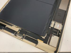 液晶画面を剥がしてドックコネクター交換修理途中のiPad Air2
