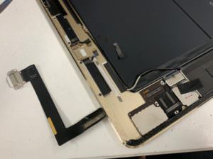 ドックコネクターを本体から剥がしたiPad Air2