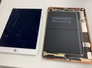 液晶画面を剥がしたiPad Air2