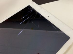 表面ガラスが砕けて粉々のiPad Air2