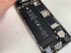 分解してバッテリー交換途中のiPhone6s